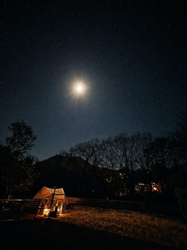 月と星の夜空とテント