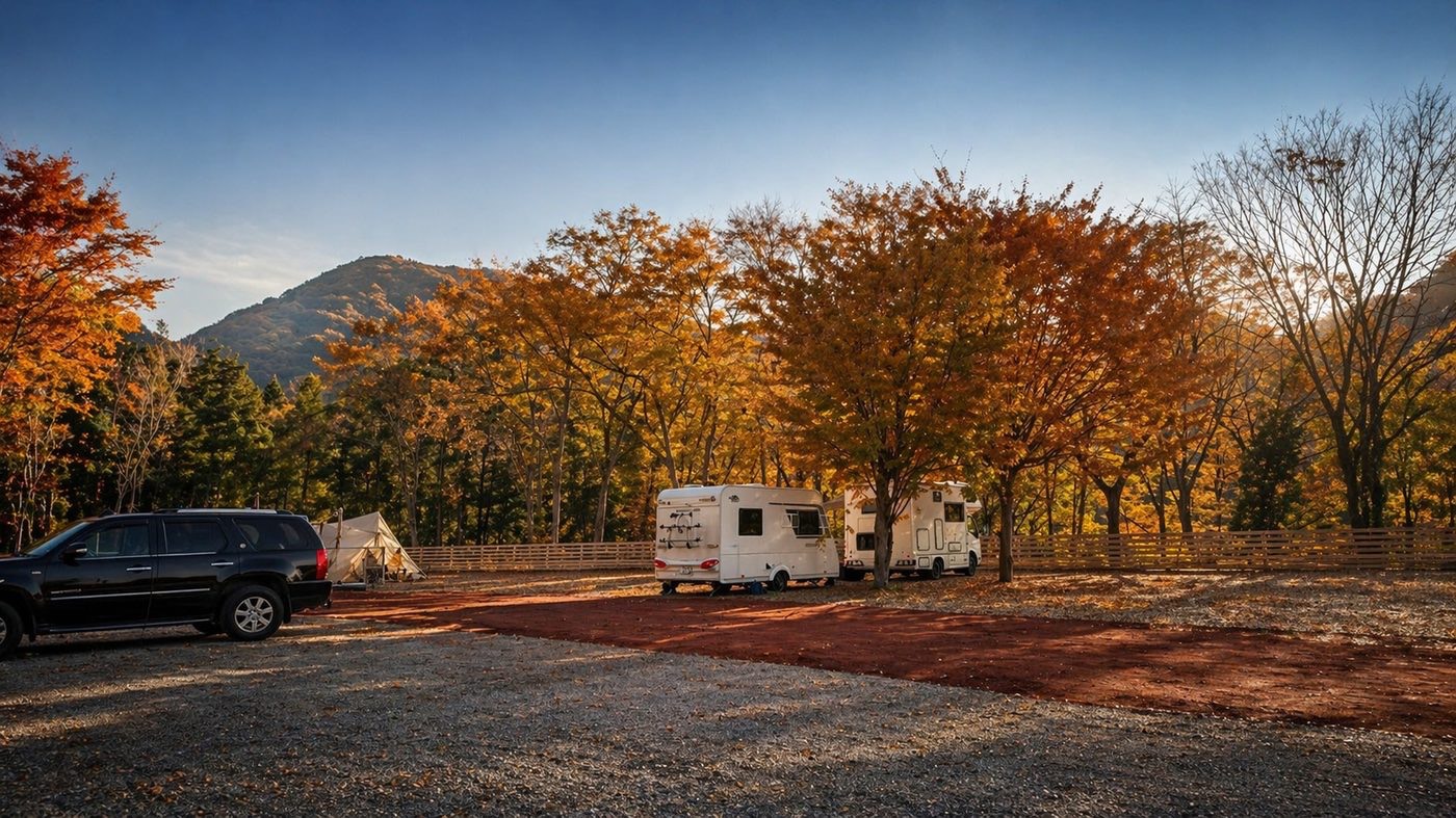 紅葉の森とキャンピングカー、秋のレイビレッジ