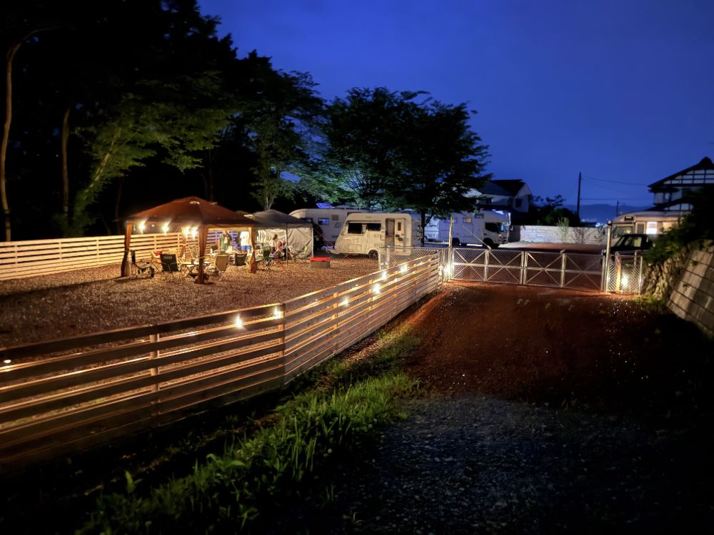 夜長の焚き火とキャンピングカー